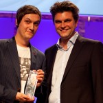 Florian Mundt, alias LeFloid, bei der Verleihung des Publikumspreises 2014 mit Laudator Lutz van der Horst (r.); Foto: Grimme-Institut/Jens Becker