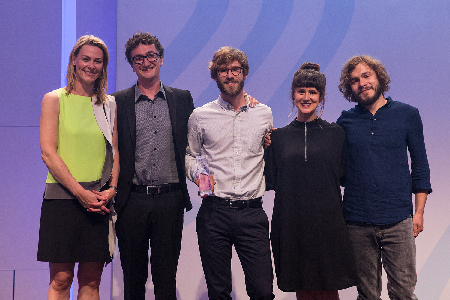 Die Macher von "Straßengezwitscher" mit Preispatin Anja Reschke (l.) bei der Preisverleihung zum Grimme Online Award 2016. Foto: Grimme-Institut/Arkadiusz Goniwiecha