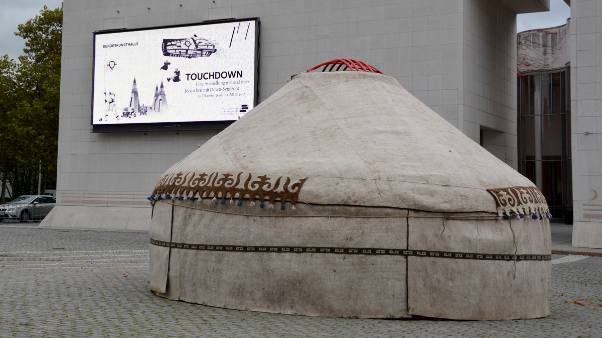 Eine Jurte weist schon vor der Bonner Bundeskunsthalle auf die Ausstellung "Touchdown" hin. (Wer's nicht kapiert: Jurte - Mongolei - Mongolismus, eine früher gängige Bezeichnung für das Down-Syndrom.) Foto: Vera Lisakowski