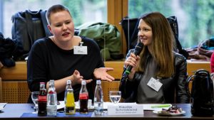 Klaudija Schnödewind und Laura Schwengber von “Die mit den Händen tanzt” bei der Bekanntgabe der Nominierungen zum Grimme Online Award. Foto: Grimme-Institut / Arkadiusz Goniwiecha