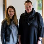 Klaudija Schnödewind und Laura Schwengber von “Die mit den Händen tanzt” bei der Bekanntgabe der Nominierungen zum Grimme Online Award. Foto: Grimme-Institut / Arkadiusz Goniwiecha