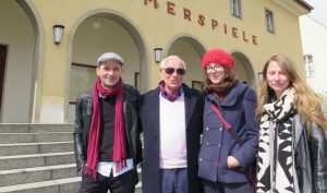 v.l.n.r. Matthias Neumann, Carmine Mancini (Sohn eines Opfers) Nina Mair, Katalin Ambrus vor dem Kino in Treuenbrietzen. Foto: Thomas Wachs/MAZ