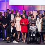 Gruppenbild der PreisträgerInnen des Grimme Online Award 2018 mit Moderator Daniel Bröckerhoff, Foto: Grimme-Institut/Arkadiusz Goniwiecha