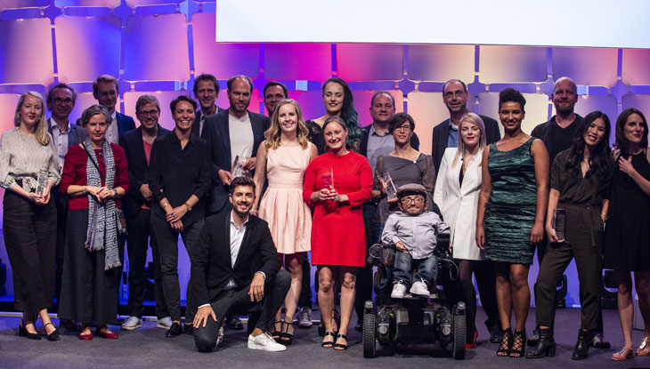 Gruppenbild der PreisträgerInnen des Grimme Online Award 2018 mit Moderator Daniel Bröckerhoff, Foto: Grimme-Institut/Arkadiusz Goniwiecha