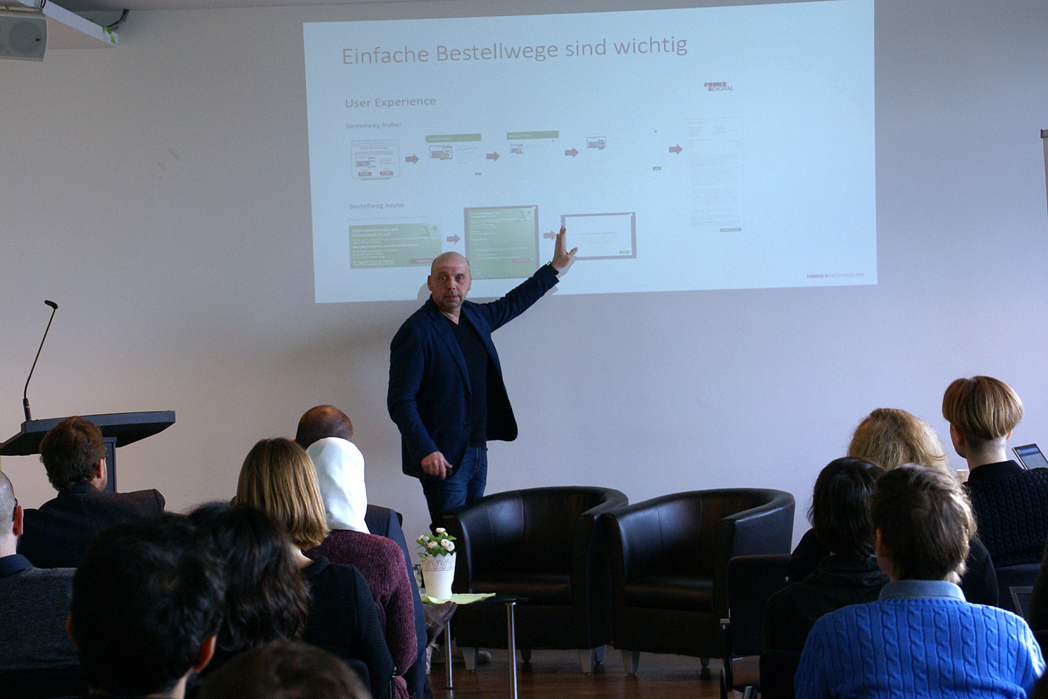 Carsten Erdmann von der Funke Mediengruppe spricht beim Symposium "Erfolgreicher digitaler Journalismus". Foto: Daniel Kunkel