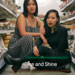 Minh Thu Tran und Vanessa Vu sitzen in einem asiatischen Laden.