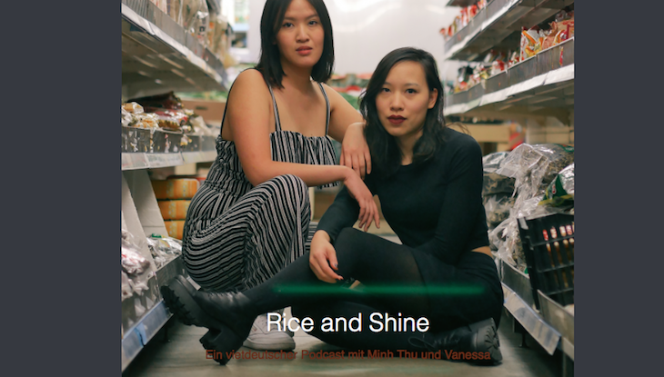 Minh Thu Tran und Vanessa Vu sitzen in einem asiatischen Laden.