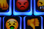 Tastatur mit aggressiven und beleidigenden Emojis; Bild/Montage: Michael Schnell / Gimme-Institut