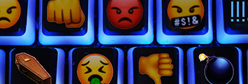 Tastatur mit aggressiven und beleidigenden Emojis; Bild/Montage: Michael Schnell / Gimme-Institut